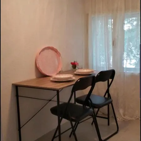 Rosa Hostel *